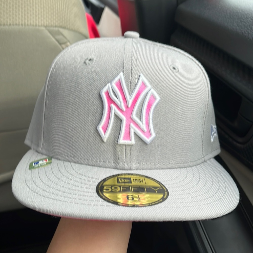 Men's New York Yankees New Era Gray 2022 Mother's Day On-Field Low Profile Hat
